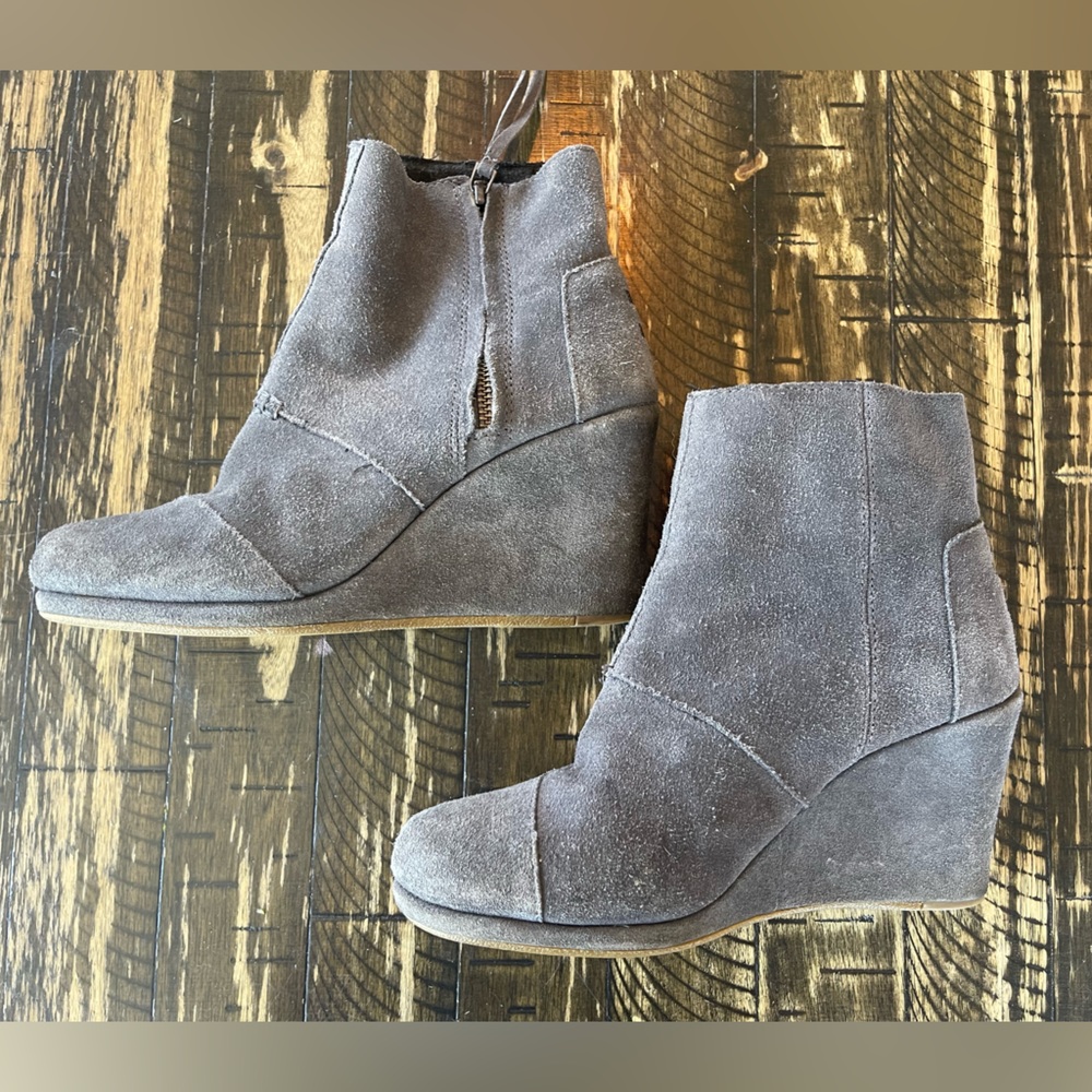 TOMS π Suede Grey Zipper Tassel Wedge Heel Boots - Size 7.5 - Picture 1 of 12